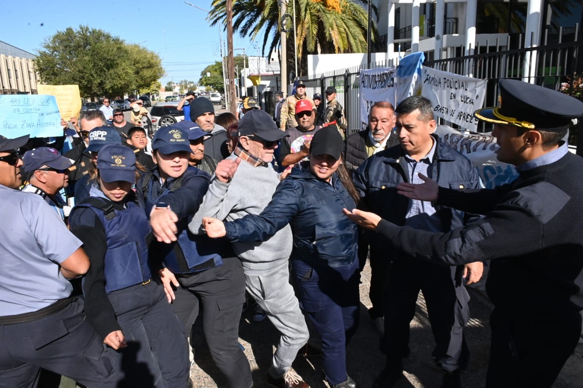 Los retirados se concentraron frente al Ministerio de Seguridad y Justicia. Foto: Marcelo Ochoa.