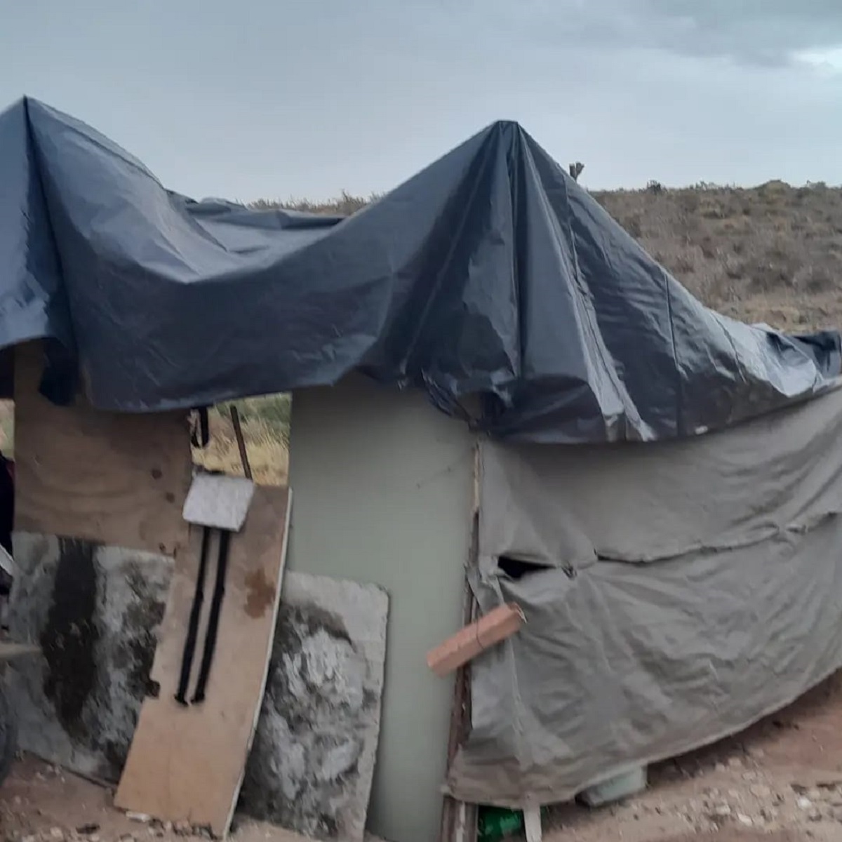 Con donaciones la familia levanta un resguardo para la carpa. Foto: Gentileza.