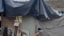 Imagen de La familia que vive en una carpa teme que les saquen a sus hijos y levantan una vivienda con donaciones