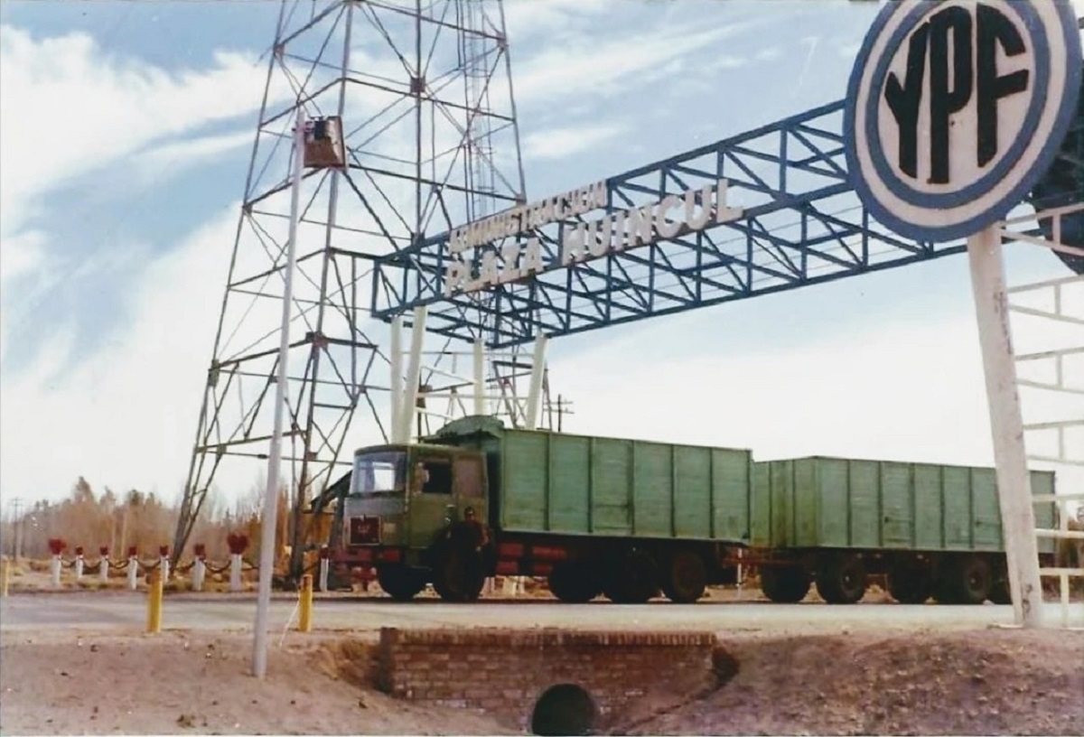 Así era la Ruta 22, el arco y logo de YPF en 1972.