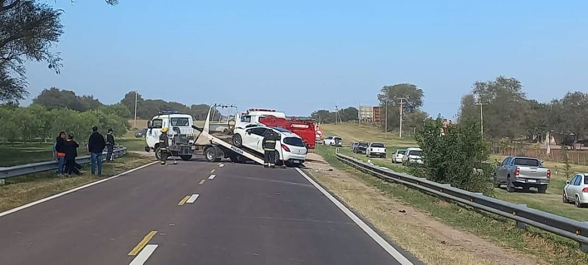 El auto impactó con la parte trasera de un camión en La Pampa. Foto: Gentileza Facebook Guillermo Ingrassia