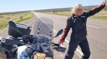 Imagen de A los 63, sale a recorrer el país sola en moto desde Bariloche e inspira a otras mujeres a viajar