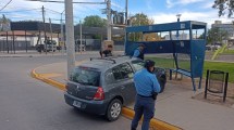 Imagen de Embistió con su auto a dos adolescentes que esperaban el colectivo, tras chocar en Neuquén