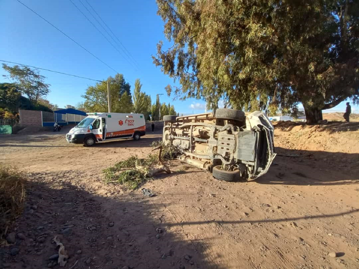 Impactó contra dos vehículos y después volcó, Foto: gentileza