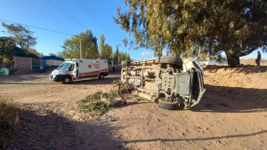 Centenario: cruzó en rojo, chocó dos autos y volcó tras conducir alcoholizado sobre la Ruta 7