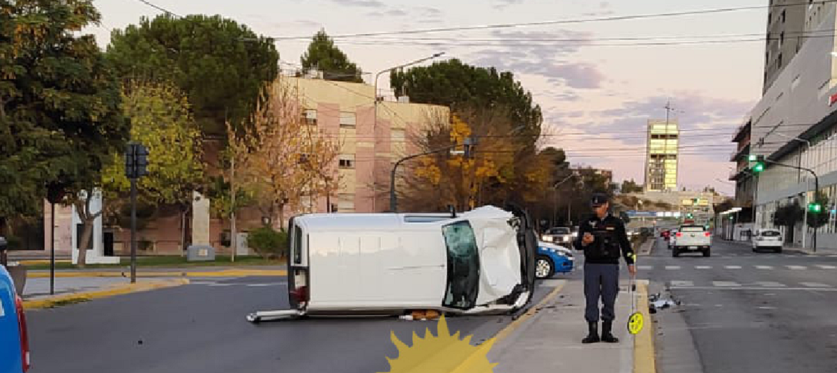 Tras el impacto, la camioneta volcó y quedó tendida sobre calle Leloir. Foto: Policía de Neuquén