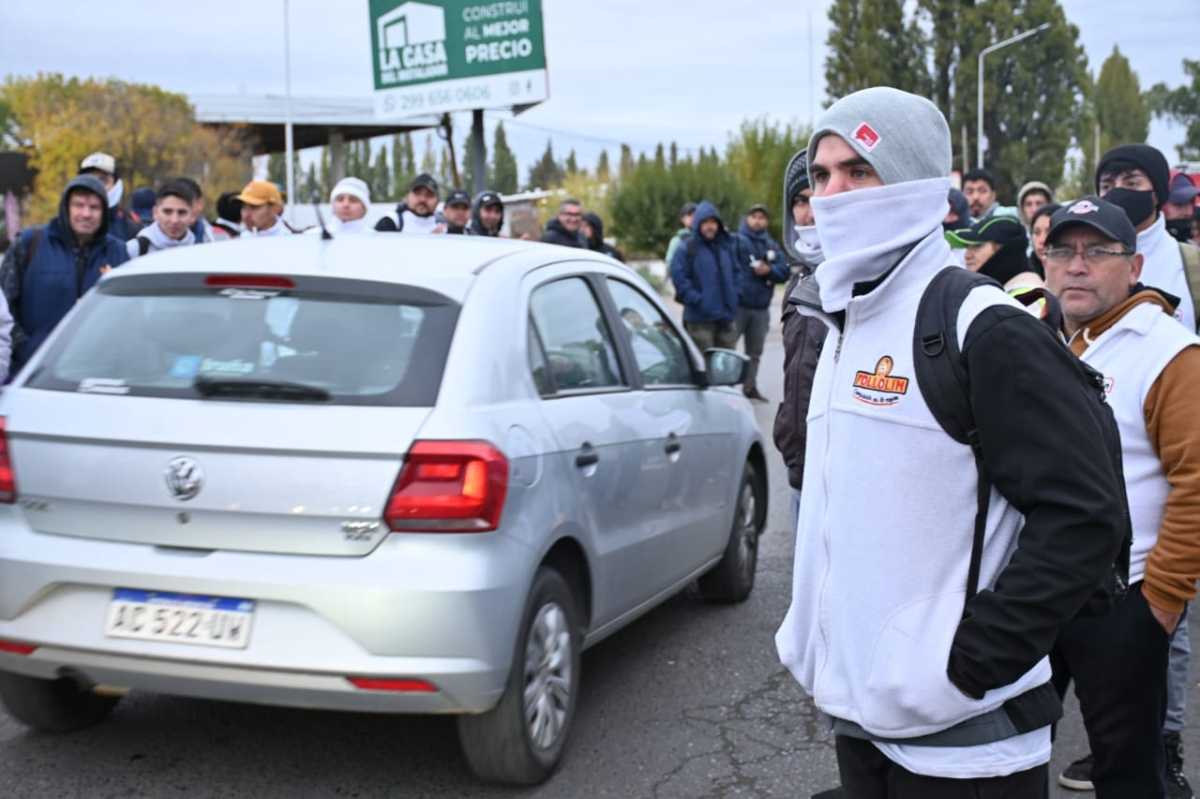 Los trabajadores de la firma Pollolin S.A realizan movilizaciones en los puentes carreteros. 