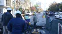 Imagen de Por obra de cloacas, hay caos vehicular y cortes de tránsito en pleno centro de Roca