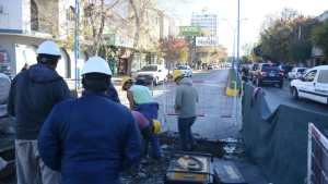 Por obra de cloacas, hay caos vehicular y cortes de tránsito en pleno centro de Roca