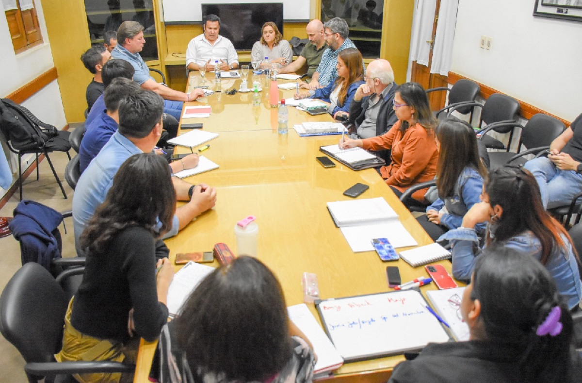 A puertas cerradas y sin docentes, Educación de Neuquén recibió a padres y alumnos de la Epet7