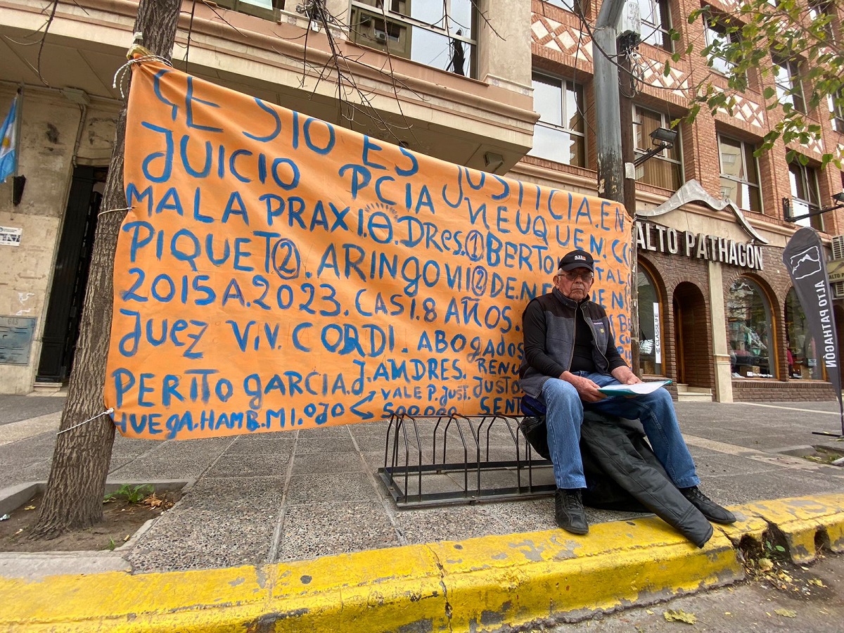 Perdió un ojo, demandó a los médicos y comenzó una huelga de hambre en la Justicia de Neuquén. 