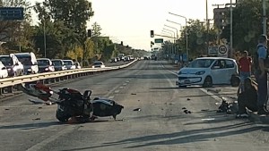 Iba alcoholizado por ex-Ruta 22 de Neuquén y chocó a un motociclista: «la moto quedó destrozada»