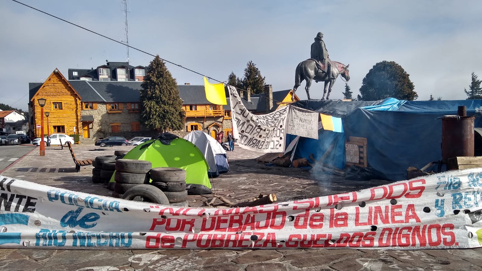 La protesta policial en 2023 ocupó la parte central de la plaza frente al municipio de Bariloche y la Regional Tercera. 