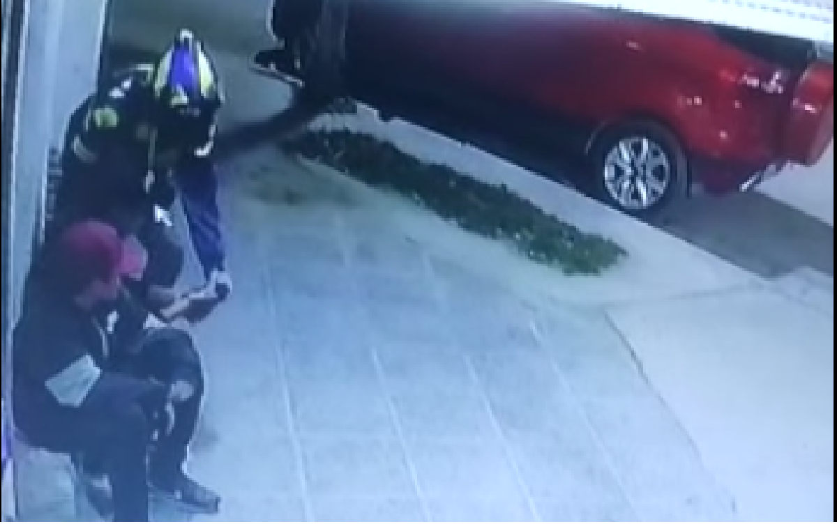 El momento fue tomado por una cámara de seguridad. Foto: captura video