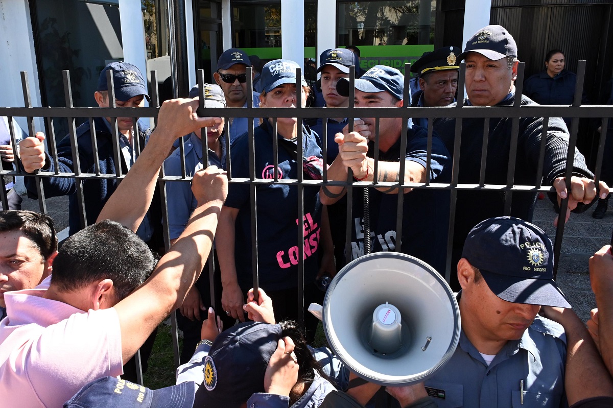 Retirados y activos de la Policía de Río Negro estuvieron más de seis horas en el Ministerio de Seguridad de Río Negro en la capital rionegrina. Foto Marcelo Ochoa.
