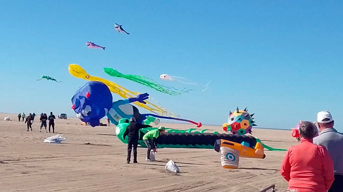 Con la playa central llena de gente y colores se desarrolló en el balneario El Cóndor la segunda edición del Festival del Viento.