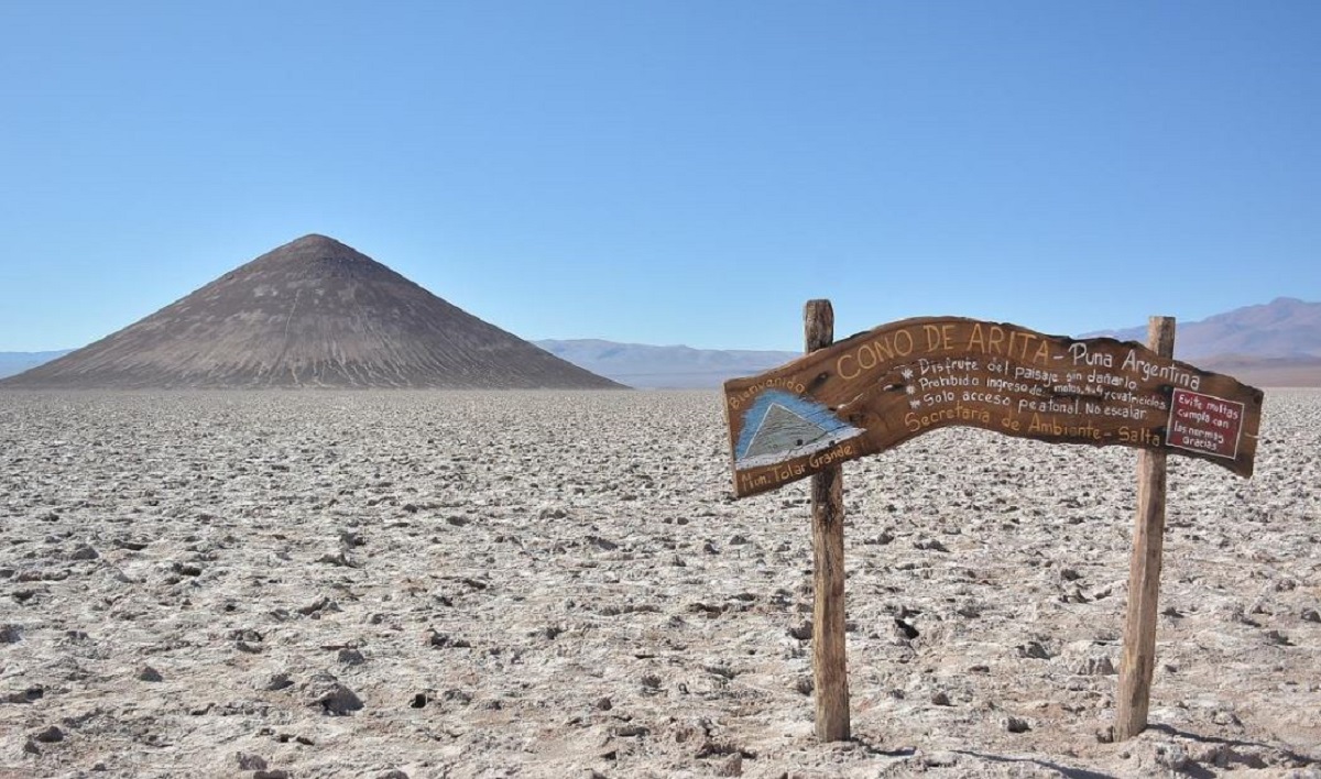 El Cono de Arita está formado por sal y lava negra y constituye un llamativo paisaje, con una elevación de unos 150 metros. Foto: Telam.