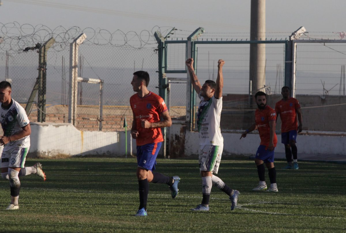 Henry Sáez sigue intratable y es el goleador del líder Maronese. (Foto: Oscar Livera)