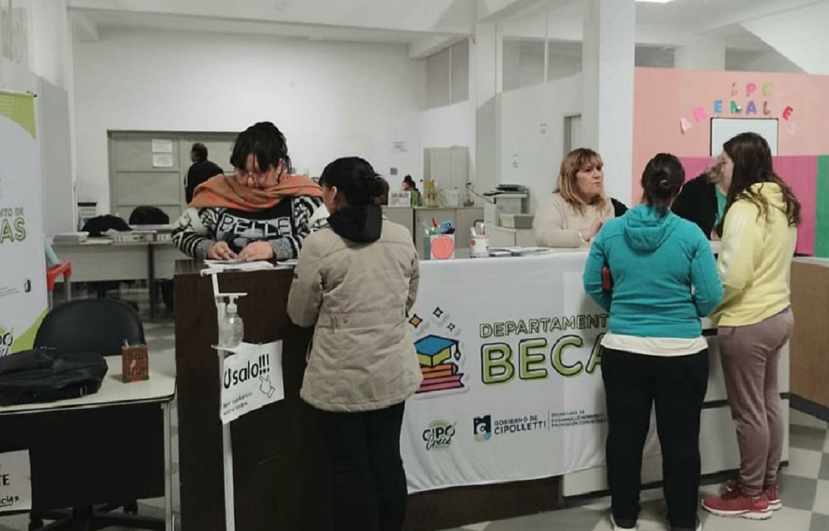 La entrega de tarjetas se realiza en el área de Becas, en la Delegación municipal Zona Norte. Foto: Gentileza.