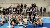 Imagen de La Escuela de Voleibol de Cipolletti brilló en el torneo provincial: Se consagró campeona invicta