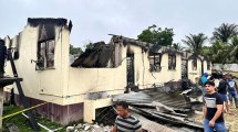 Imagen de Incendió su escuela porque le quitaron el celular y acabó con la vida de 20 personas, en Guyana