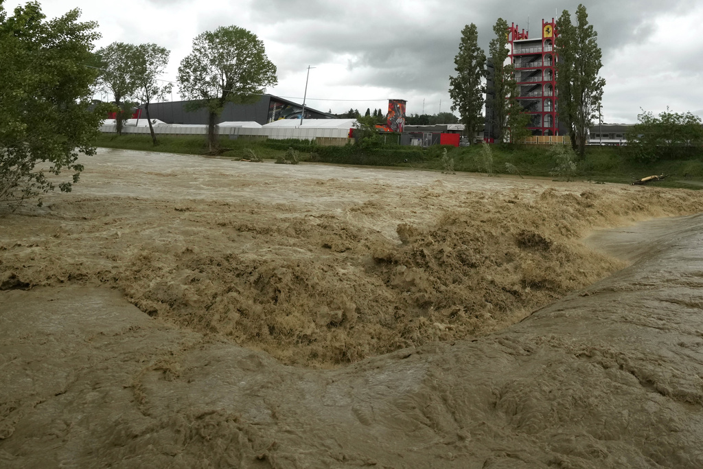 La inundación llegó hasta los alrededores del circuito de Imola. (AP Photo/Luca Bruno)