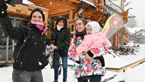 Así disfrutaron los turistas de la nieve en el cerro Catedral