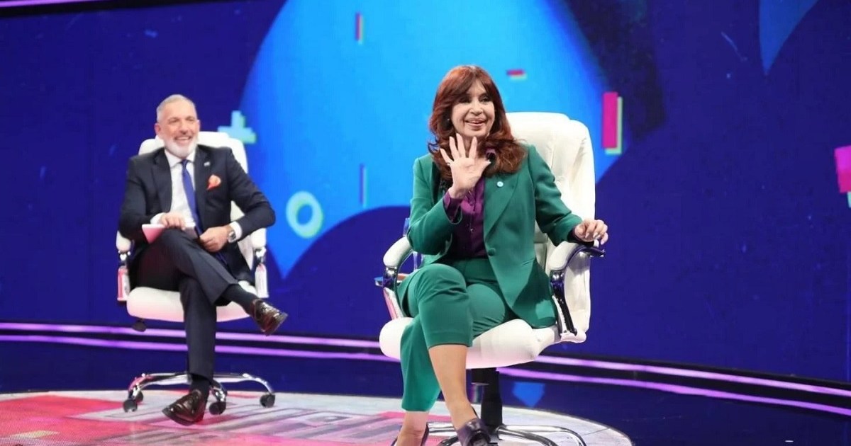 Cristina Kirchner En Duro De Domar El Vestuario Verde Y Violeta Que Dio Que Hablar En Redes 8404