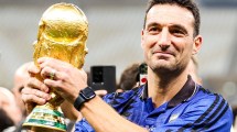 Imagen de Scaloni le donó al Museo de la FIFA los planteos tácticos que realizó ante Francia en la final del Mundial