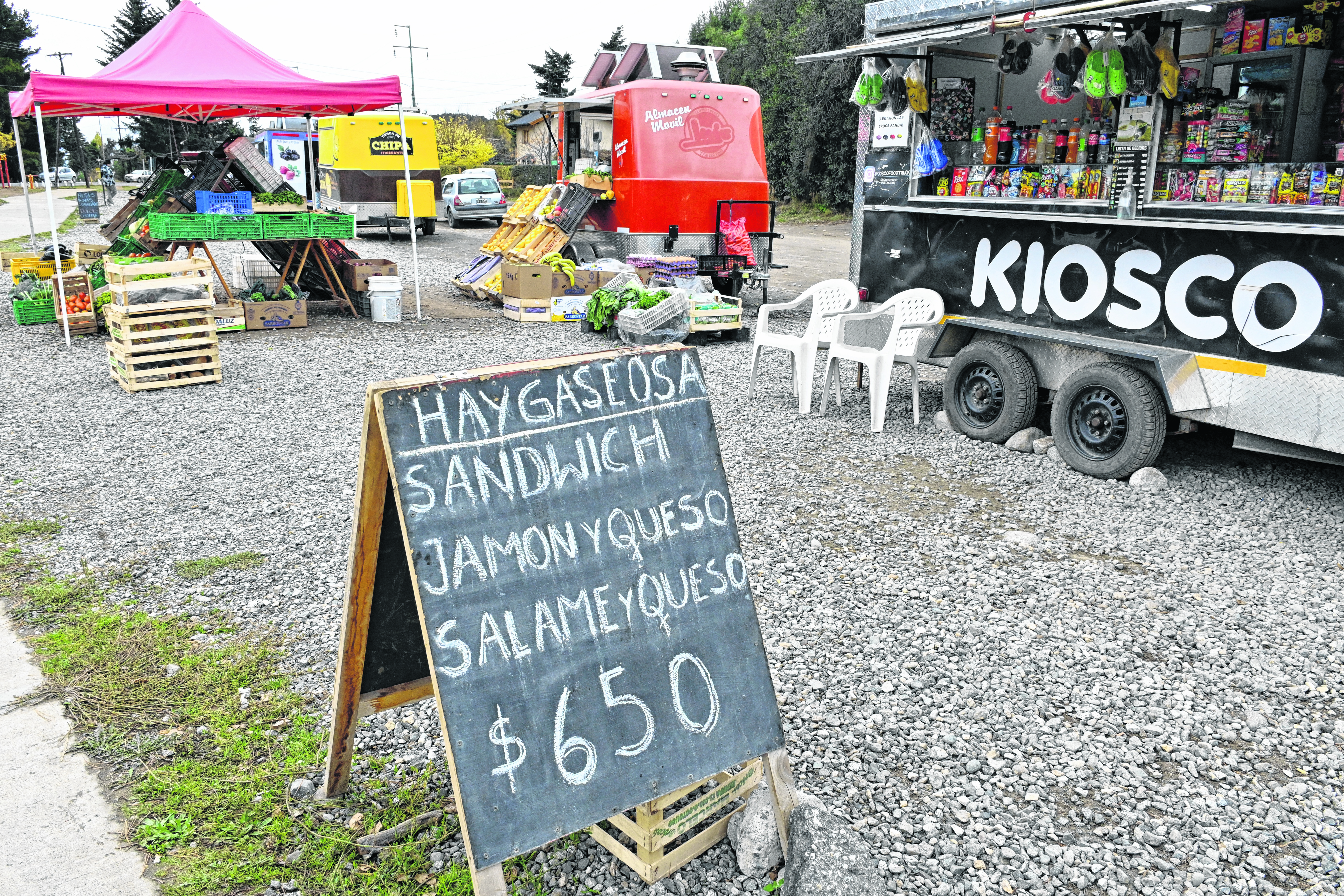 Foof trucks en Bariloche: Hay 20 puestos de venta callejeros se habilitaron en la Municipalidad los tres primeros meses de este año. Foto Alfredo Leiva.