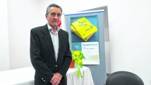 Empezó a leer gracias a una Biblioteca, ahora está al frente de la de Roca y recuperó una sala que permanecía cerrada