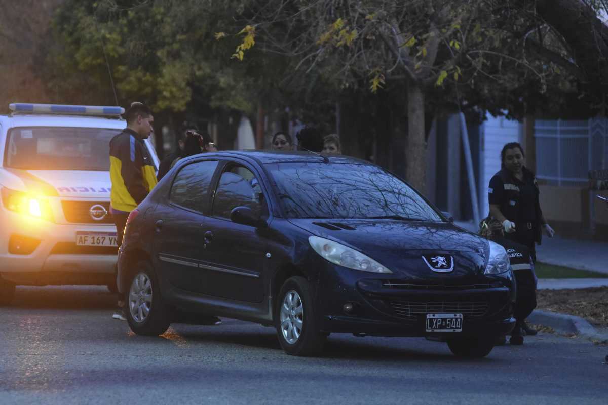 El Peugeot 207 fue abandonado en Kennedy y Gelonch. Los dos sujetos fueron detenidos a las pocas cuadras. foto: Andrés Maripe. 