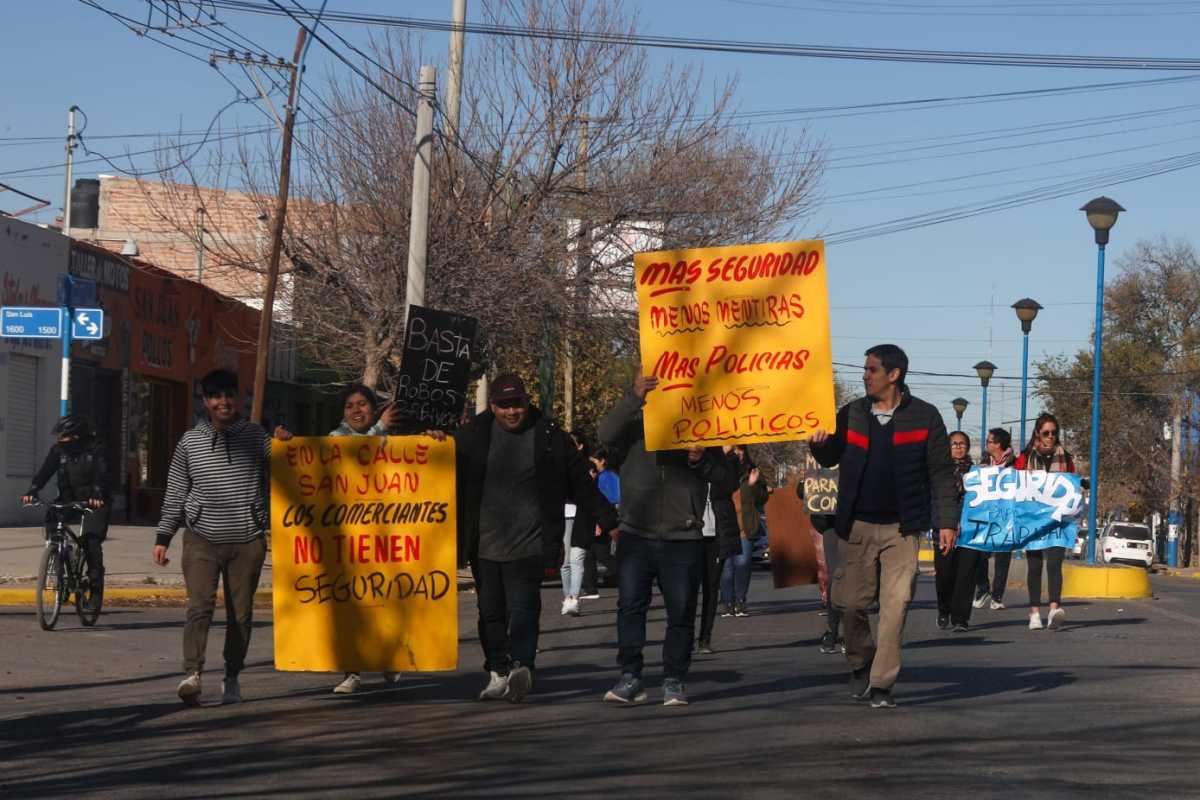 Comerciantes de Roca marcharon y fueron hasta la Comisaría 21 esta semana. (Foto: Juan Thomes)
