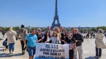 Imagen de Hinchas de Cipolletti viajaron a Francia para buscar a Messi y le hicieron un particular pedido