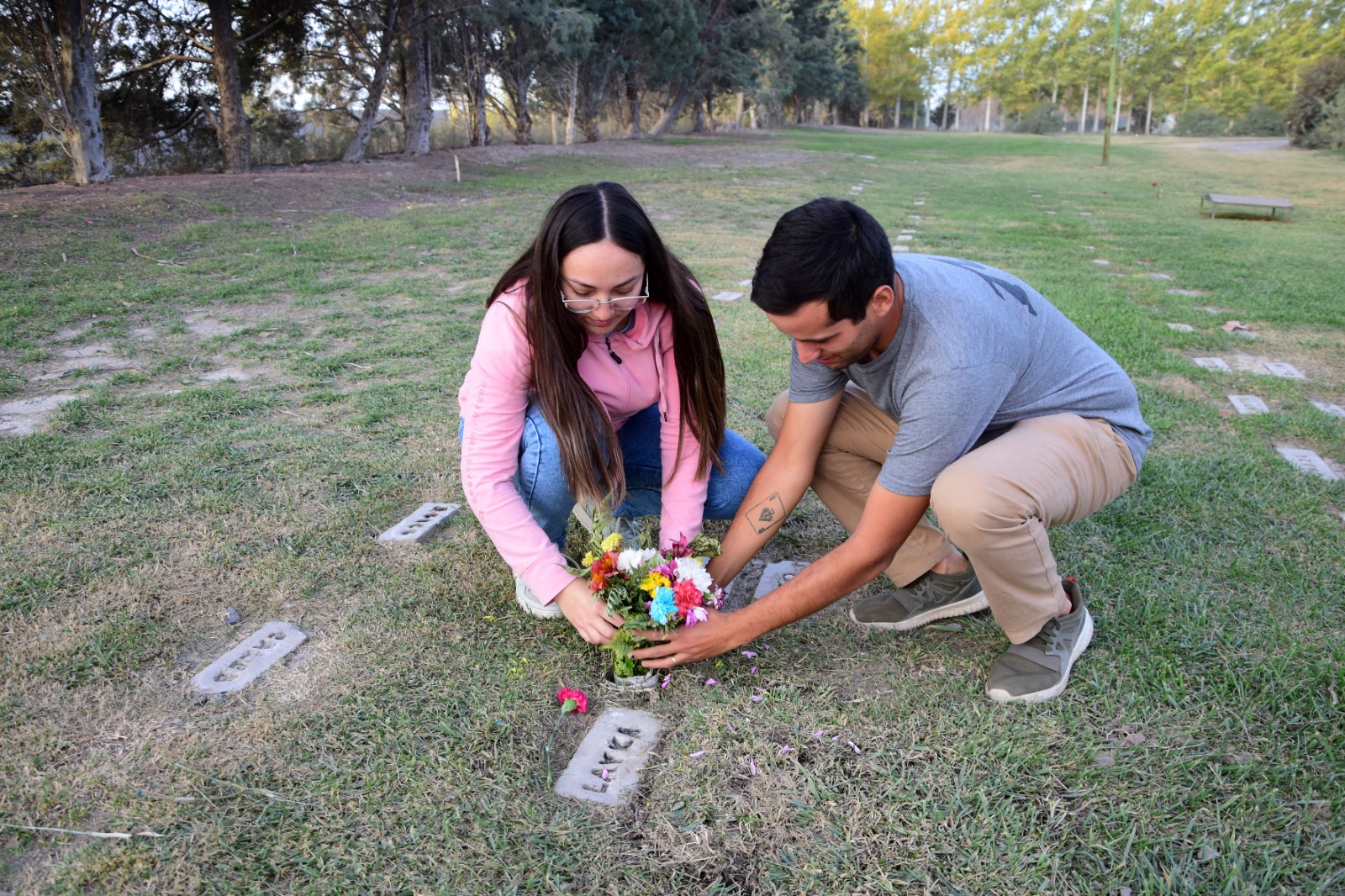 Roció todos los fines de semana va con su esposo a dejarle flores a Layka. Foto Andrés Maripe