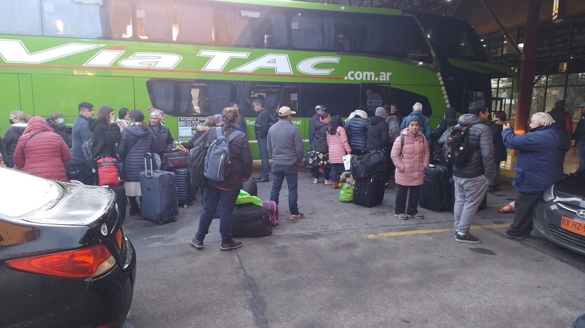 A los pasajeros varados en Temuco les prometieron que mañana, a las 6, saldrá un colectivo para ellos. (Gentileza).-