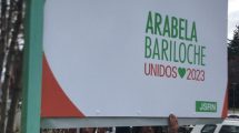 Imagen de Carreras inicia su campaña en Bariloche con carteles, jingle y una leve mención a JSRN