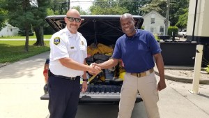 Un bombero de Estados Unidos de visita y con donaciones en San Martín de los Andes