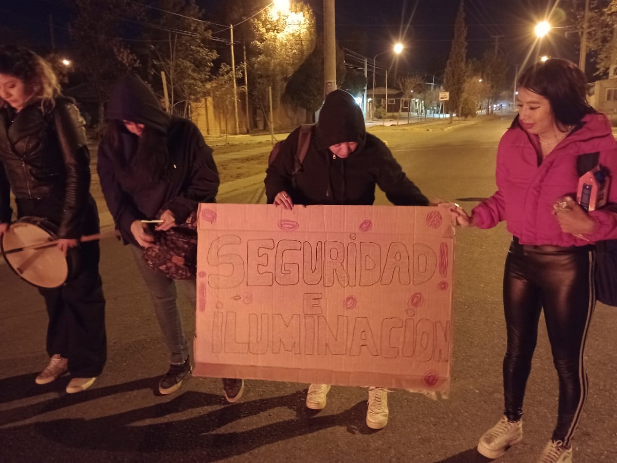 Reclaman en las calles por la construcción de un edificio para su escuela secundaria en Neuquén 