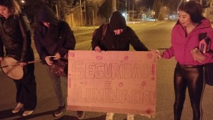 Reclaman en las calles por la construcción de un edificio para su escuela secundaria en Neuquén