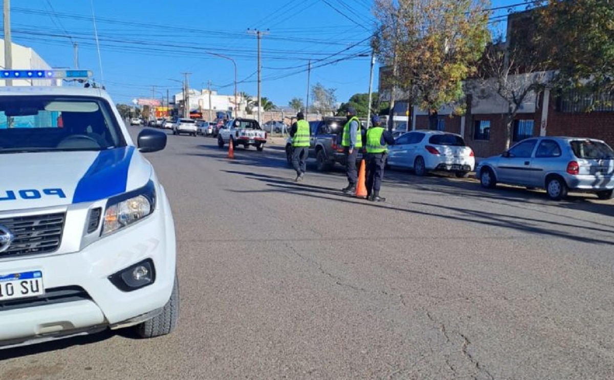 Efectivos policiales salieron a las calles a realizar controles durante el fin de semana largo y seguirá durante esta semana. 