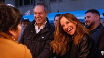 Imagen de Scioli y Tolosa Paz juntos en Plaza de Mayo: ¿la primera señal de una posible fórmula presidencial?