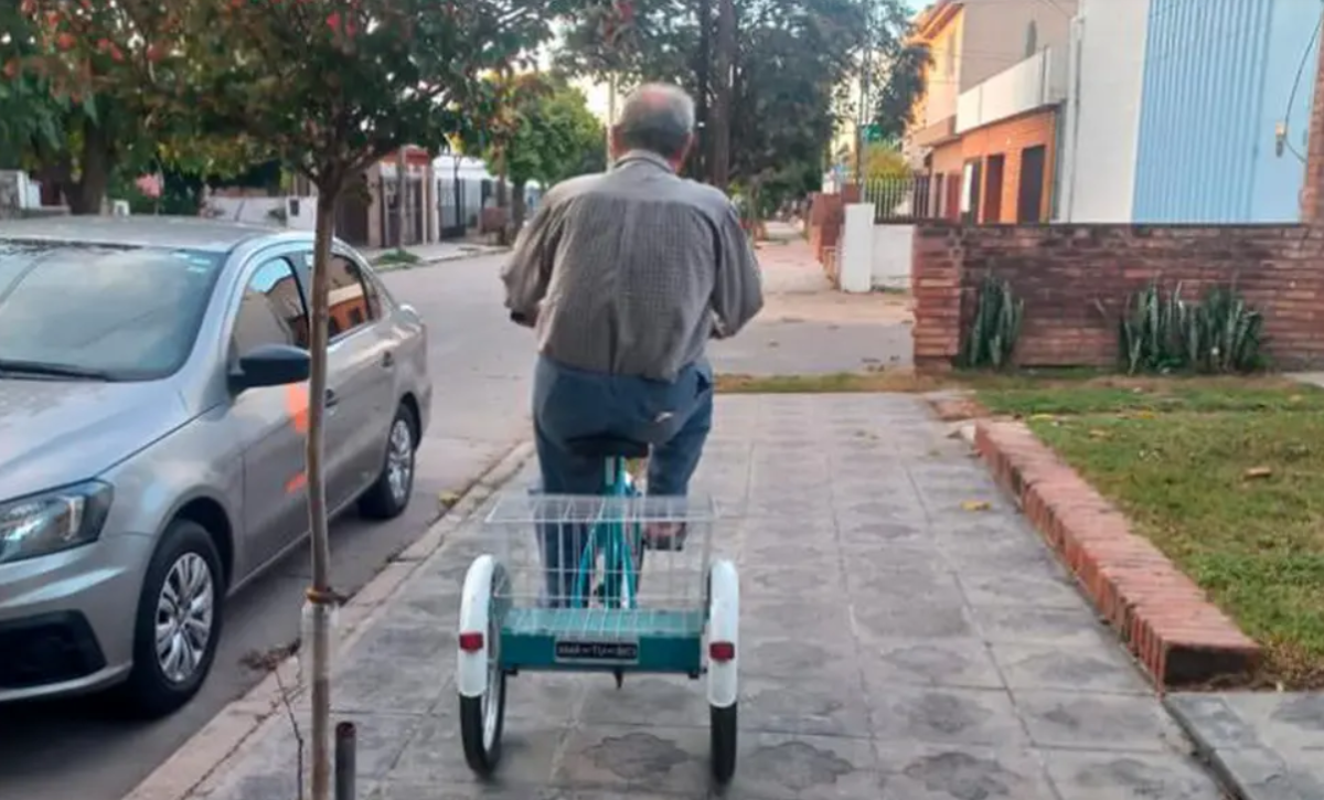 Las imágenes del robo a un jubilado en el barrio Ituzaingó de Córdoba se  viralizaron. Ahora recibió de regalo una tricicleta. Foto: Gentileza (Foto: Gentileza El doce 