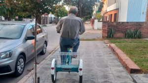 La emoción del jubilado al que le robaron en Córdoba: le donaron una tricicleta