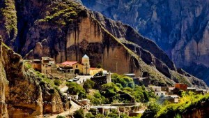 El pueblito de Salta que parece colgado en la montaña y está entre los más lindos del mundo