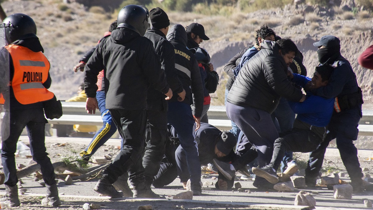 La represión policial dejó un saldo de numerosos detenidos y heridos en medio de la tensión por la reforma constitucional de Jujuy. Foto Télam.