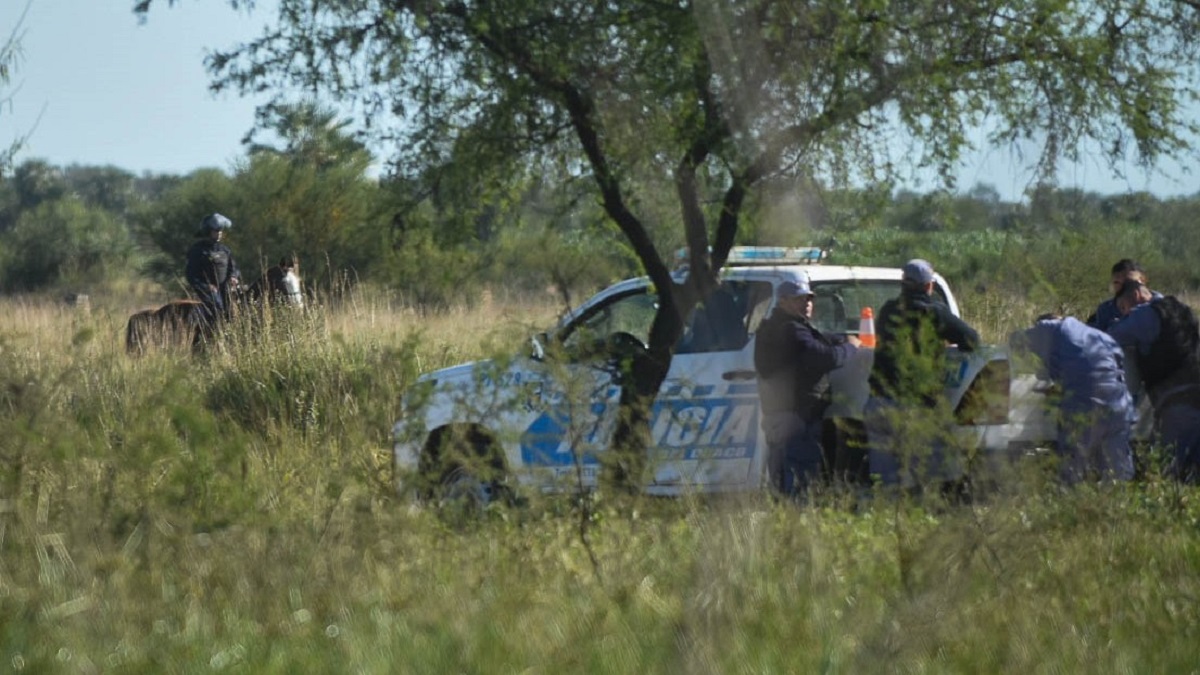 Buzos y autoridades realizan rastrillajes en el canal Quijano, Chaco, en busca de pistas sobre la desaparición de Cecilia Strzyzowski. Foto Télam.