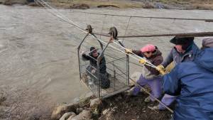 Video: solo para valientes, mirá cómo van a sus casas después de la crecida del río Neuquén