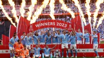 Imagen de Con Julián Álvarez en el banco, Manchester City se consagró campeón de la FA Cup