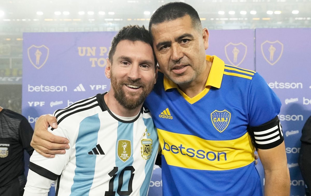 Messi también recibió la ovación de los hinchas en la despedida de Riquelme.